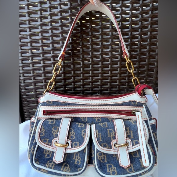 Dooney & Bourke Handbags - 🌸 EUC Dooney & Bourke Shoulder Bag